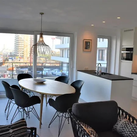 Lichtrijk 2-slaapkamerappartement Met Zeezicht En Gratis Parking 아파트