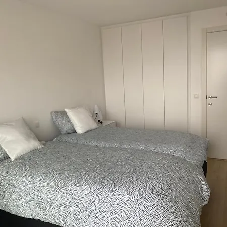 Lichtrijk 2-slaapkamerappartement Met Zeezicht En Gratis Parking 아파트