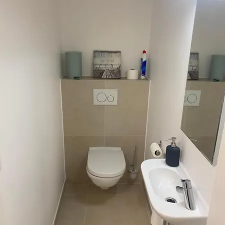 Lichtrijk 2-slaapkamerappartement Met Zeezicht En Gratis Parking 아파트 *